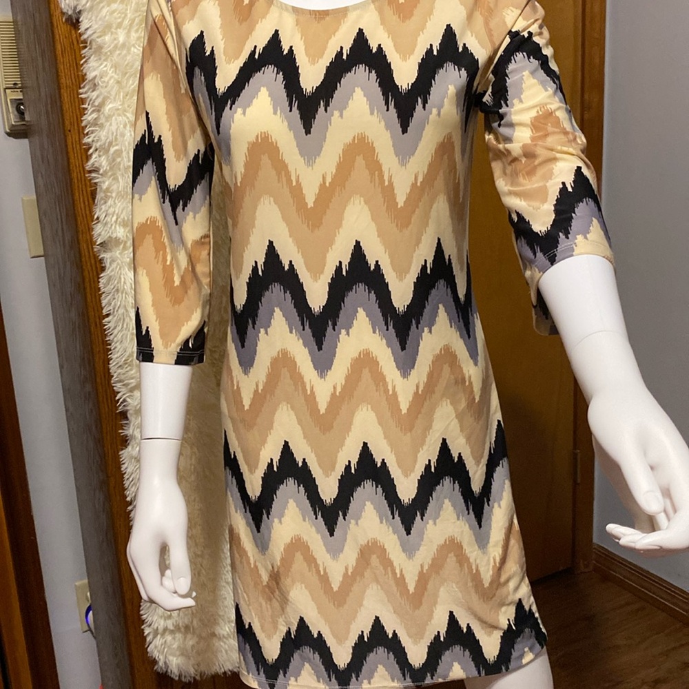 Tacera Women’s Tan, cream & black Mini Dresss 3/4 length sleeves. Size PS